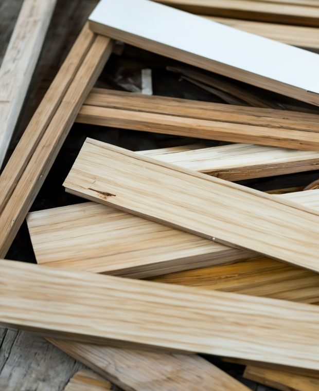 Bündel aus unregelmäßigen, verwitterten Holzbrettern